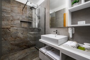 Douche, séchoir à cheveux, serviettes fournies