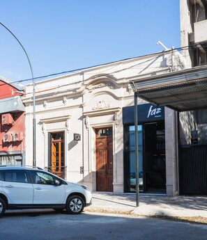 Mặt tiền nơi lưu trú