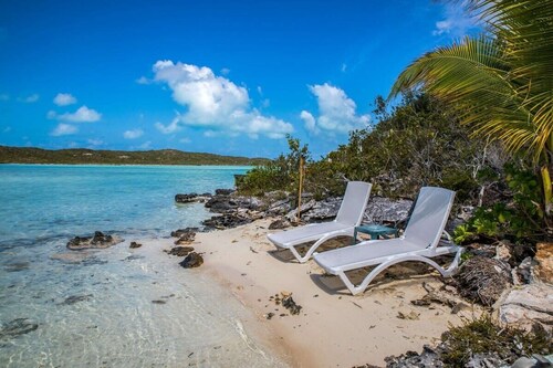 Tropical Chalk Sound Cottage with Pool and Kayak!