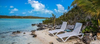 Beachy Cottage, Splendid Chalk Sound views, a private pool, kayak & paddleboard!