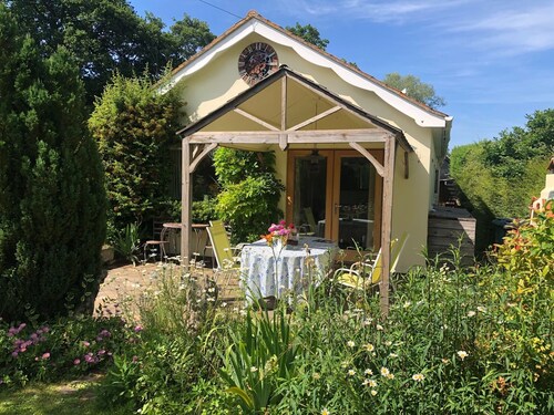 Rookery Nook, spacious & pet friendly - wifi, gardens, parking, sleeps 3