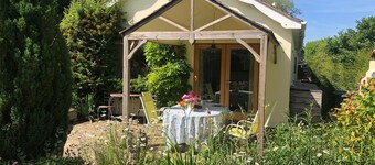 Rookery Nook, spacious & pet friendly - wifi, gardens, parking, sleeps 3