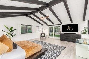 5 chambres, bureau, fer et planche à repasser, lit parapluie