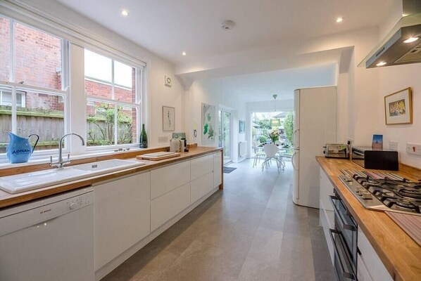 ثلاجة، ميكروويف، فرن، موقد طهي مسطح