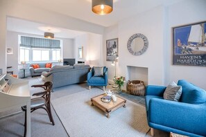 TV, fireplace - 21 Park Lane, Aldeburgh (Suffolk)