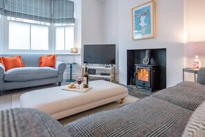 TV, fireplace - 21 Park Lane, Aldeburgh (Suffolk)