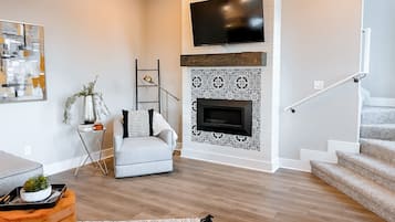 Smart-TV, Kamin, Tischtennisplatte, Bücher