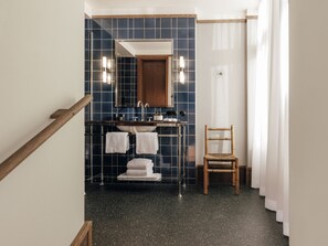 Junior Suite | Bad | Dusj, regndusjhode, toalettartikler (inkludert) og hårføner