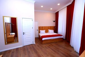 Deluxe Double Room, 1 Katil Raja (King), Balcony, City View | Peralatan tempat tidur hipoalergenik, peti besi dalam bilik 