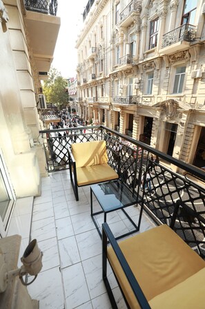 Deluxe Double Room, 1 Katil Raja (King), Balcony, City View | Teres/patio