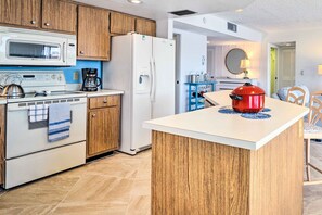 Kjøleskap, mikrobølgeovn, ovn og kokeplater