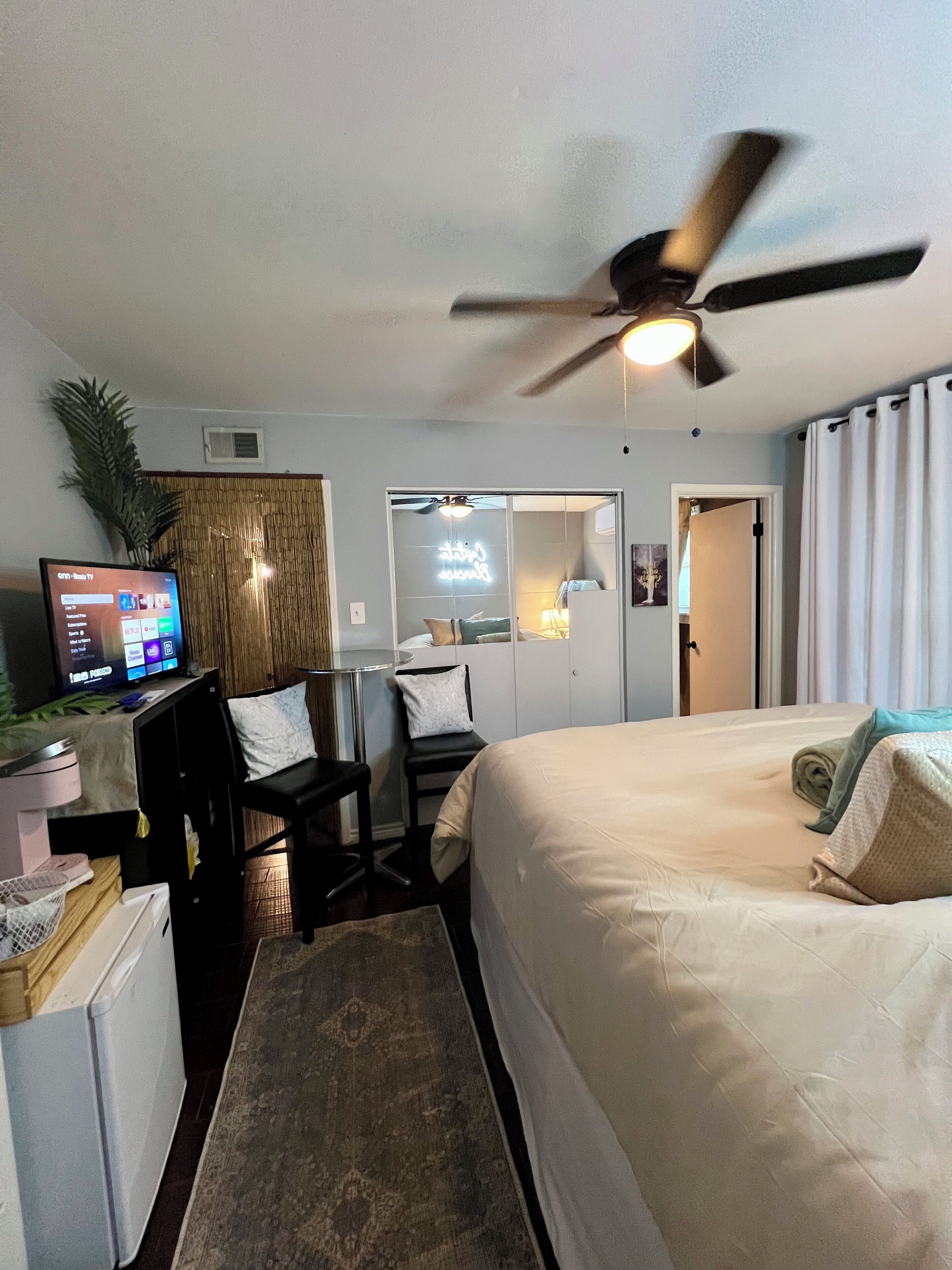1 habitación, tabla de planchar con plancha, wifi gratis y ropa de cama 