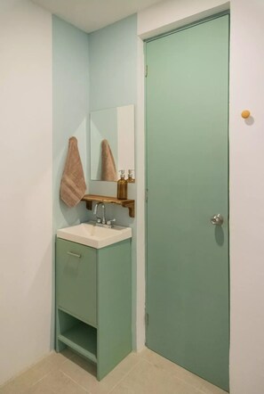 淋浴设施、毛巾、肥皂、洗发水