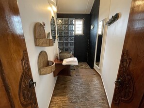 Een douche, een haardroger, handdoeken, zeep