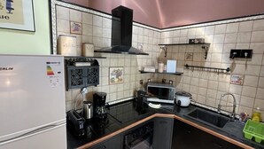 Kaffetrakter/tekoker, kjøleskap, mikrobølgeovn og ovn