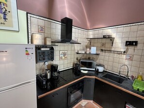 Kühlschrank, Mikrowelle, Ofen, Herdplatte