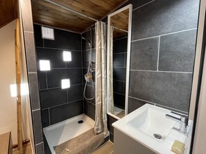Dusche, Haartrockner, Handtücher, Seife