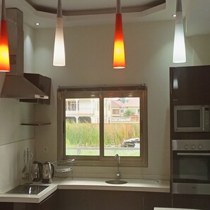 Full-sized fridge, microwave, oven, stovetop - Paradise appartment hotel (Bujumbura)