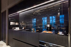 Fridge, oven, stovetop, dishwasher - Sweett | Quai Bourbon (Paris)