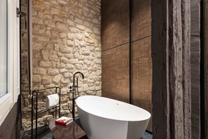 Combined shower/tub, hair dryer, towels