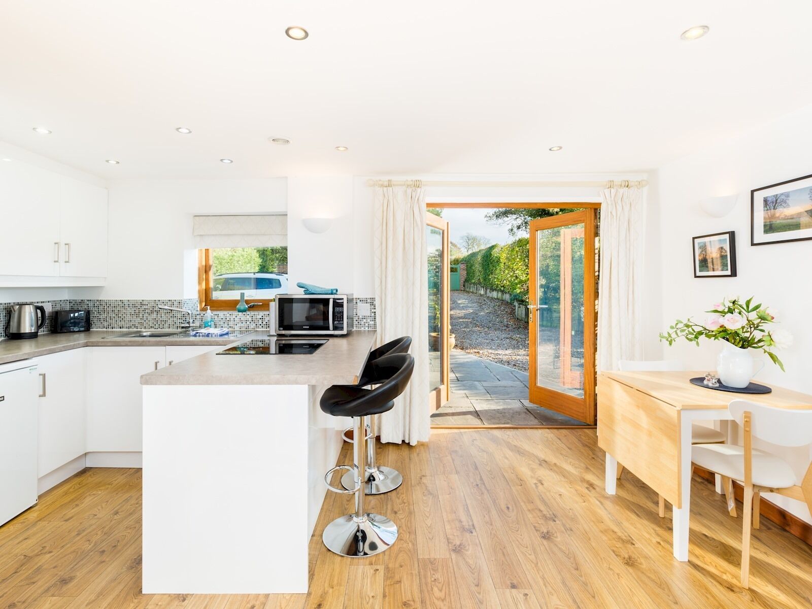 Réfrigérateur, micro-ondes, four, grille-pain