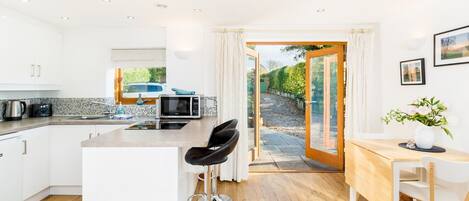 Kylskåp, mikrovågsugn, ugn och brödrost