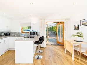 Fridge, microwave, oven, toaster - Rural Retreat in Rowington, Warwickshire - Pass the Keys (Warwick)