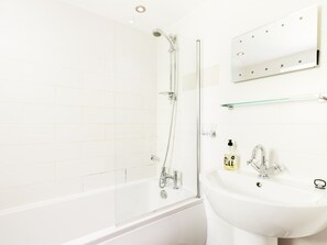 Hair dryer, towels - Rural Retreat in Rowington, Warwickshire - Pass the Keys (Warwick)