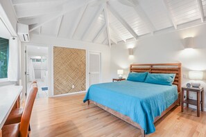 4 slaapkamers, een bureau, een strijkplank/strijkijzer, reisbedje