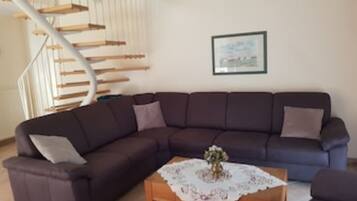 Een smart-tv, boeken en een stereo