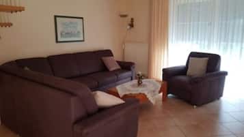 Een smart-tv, boeken en een stereo