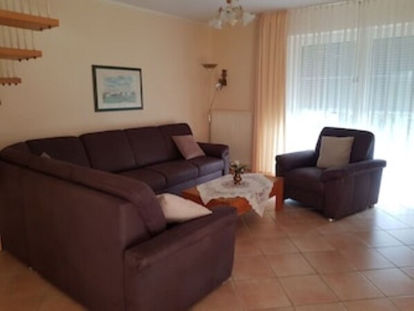 Una Smart TV, libros, un reproductor estéreo