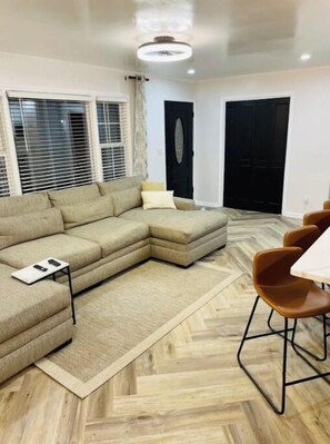 Smart TV, fireplace - Huge Private Pool / Large Fenced Yard / Firepit / Luxury / Walk to Gibson Mill (Concord)