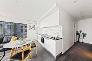 Réfrigérateur, four à micro-ondes, un four, surface de cuisson