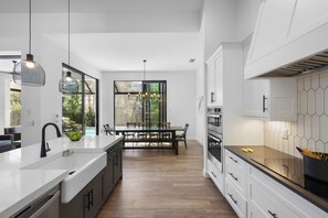 Frigorifero, microonde, forno, piano cottura