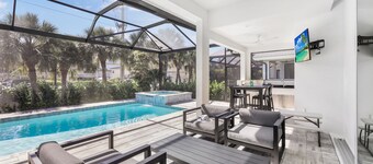 Modern 2023 Built Home | Steps to Beach/Shops/Dining