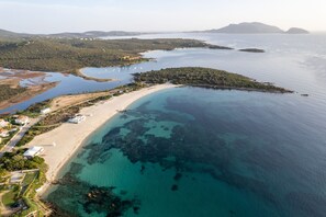 Una spiaggia nelle vicinanze