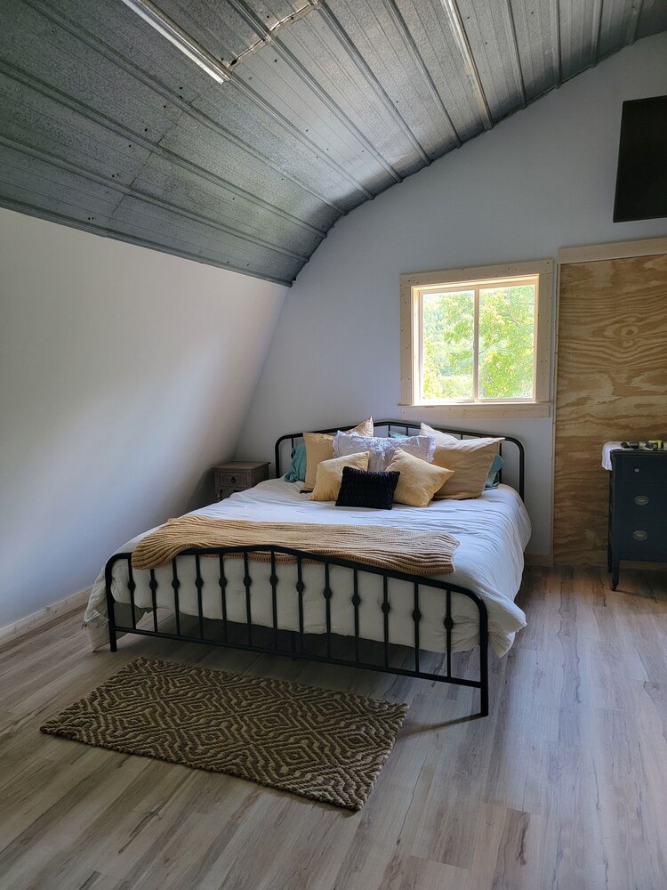 Cozy country studio 5 mins from town and a short drive to Corning
