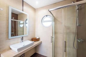 Baignoire, sĂšche-cheveux, serviettes fournies