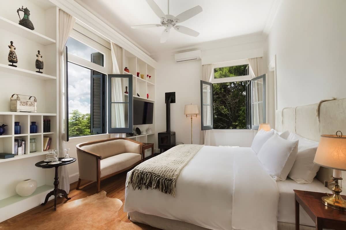 Studio Suite Mewah | Brankas, meja kerja, ruang kerja ramah laptop, dan tirai kedap cahaya