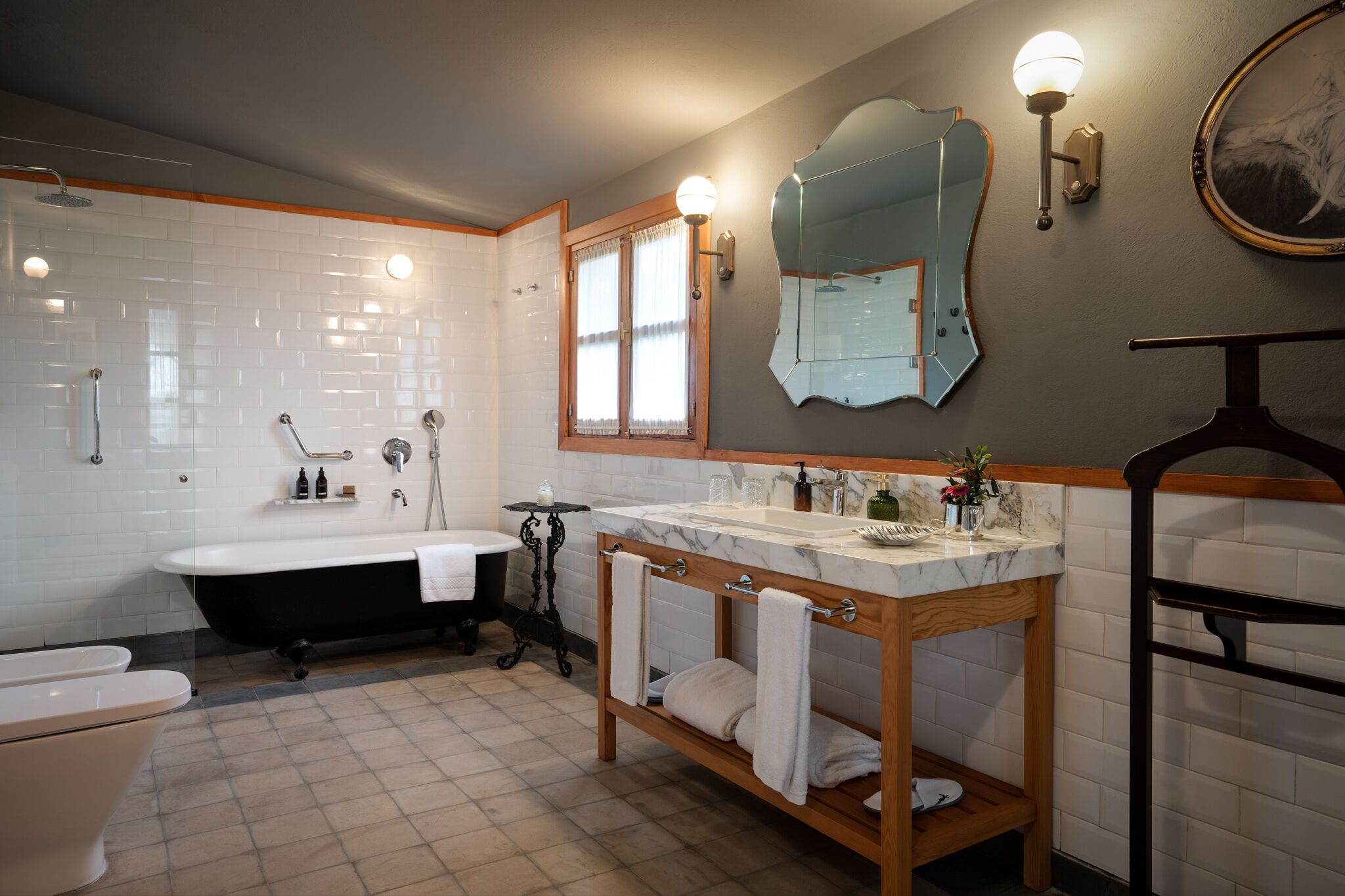 Un baño con bañera, lavamanos e inodoro.