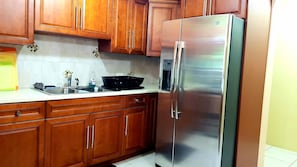 Jääkaappi, mikroaaltouuni, uuni, liesi