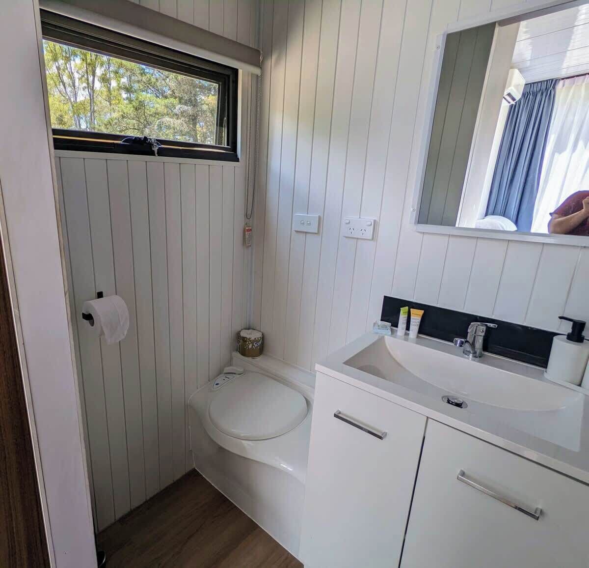 Een douche, een haardroger, handdoeken