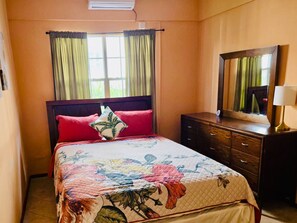 2 chambres, fer et planche à repasser, lit de bébé portatif