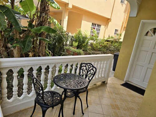 Bonvue Soufriere, town center, 2BR Spacious, Wi-Fi