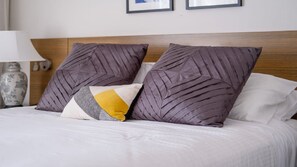 2 bedrooms, iron/ironing board, internet, bed sheets