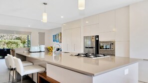 Micro-ondes, four, plaque de cuisson, lave-vaisselle