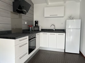 Frigorifero, microonde, forno, piano cottura