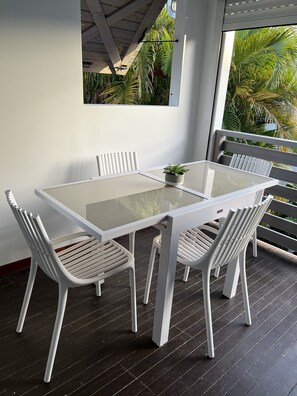 Outdoor dining - COLIBRI LODGE - NICE APARTMENT WITH POOL ACCESS (Saint-Claude)