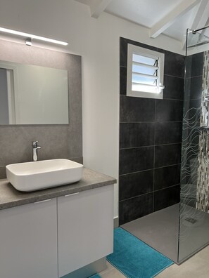 Dusj, hårføner og håndklær